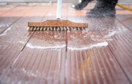 nettoyer une terrasse bois à la brosse