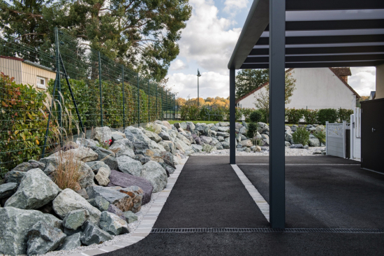 enrochement &agrave; c&ocirc;t&eacute; d'un carport