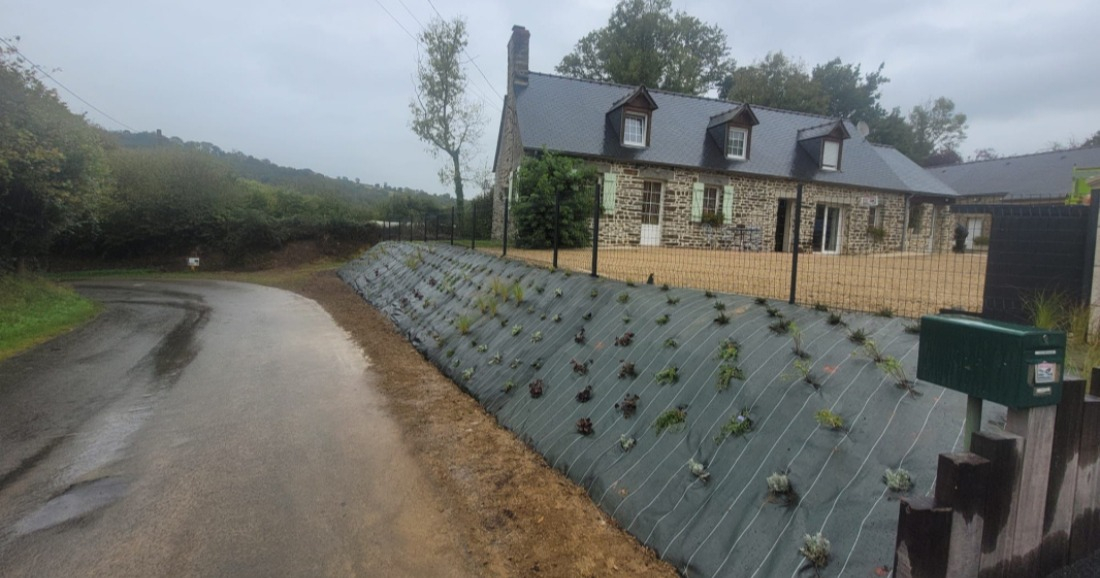 talus en bord de propri&eacute;t&eacute; avec g&eacute;o-textile