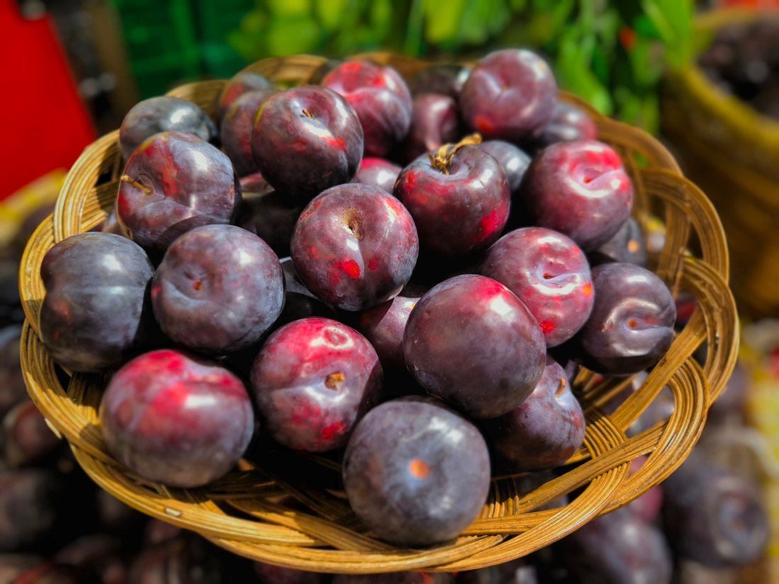 Prunes dans un panier