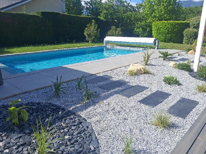 Chantier du mois à Challes-les-Eaux : un massif paysager autour d'une piscine signe vos jardins