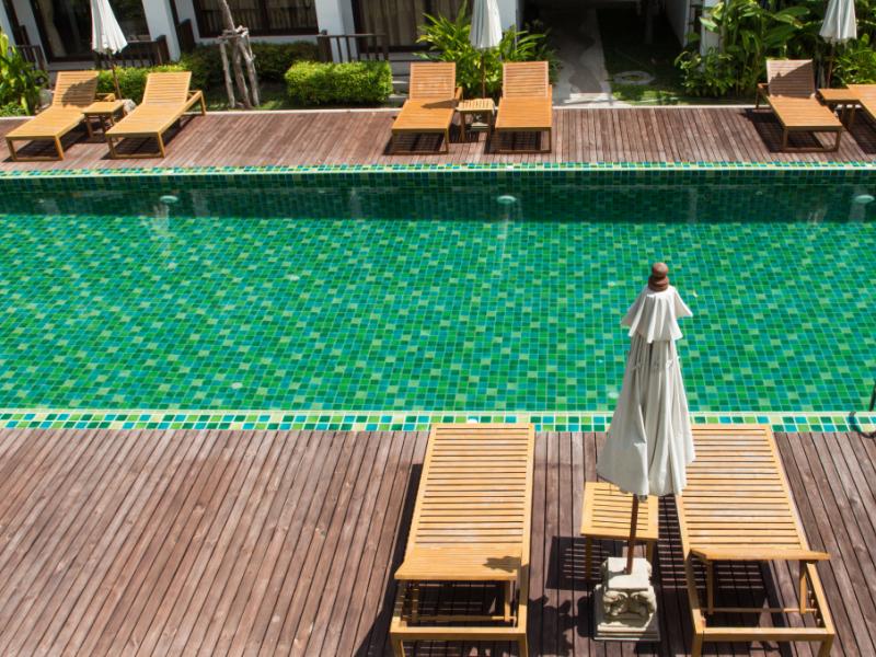 Entretien autour de la piscine et du pool house