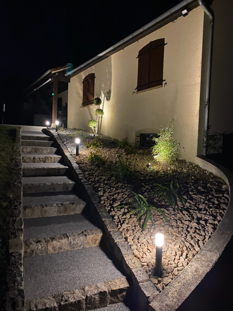Mise en lumière extérieure avec massifs