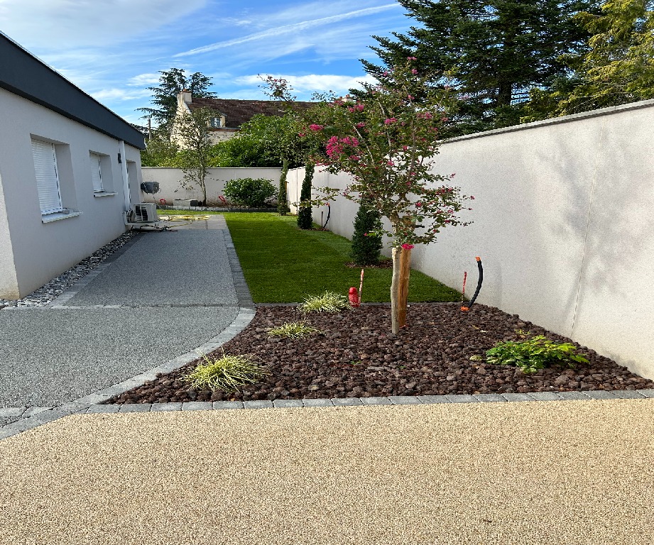 Création paysagère avec galets, arbustes et plantations