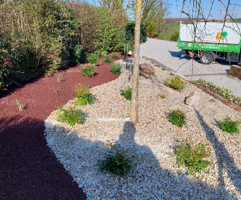 Création paysagère avec pouzzolane, galets et plantations