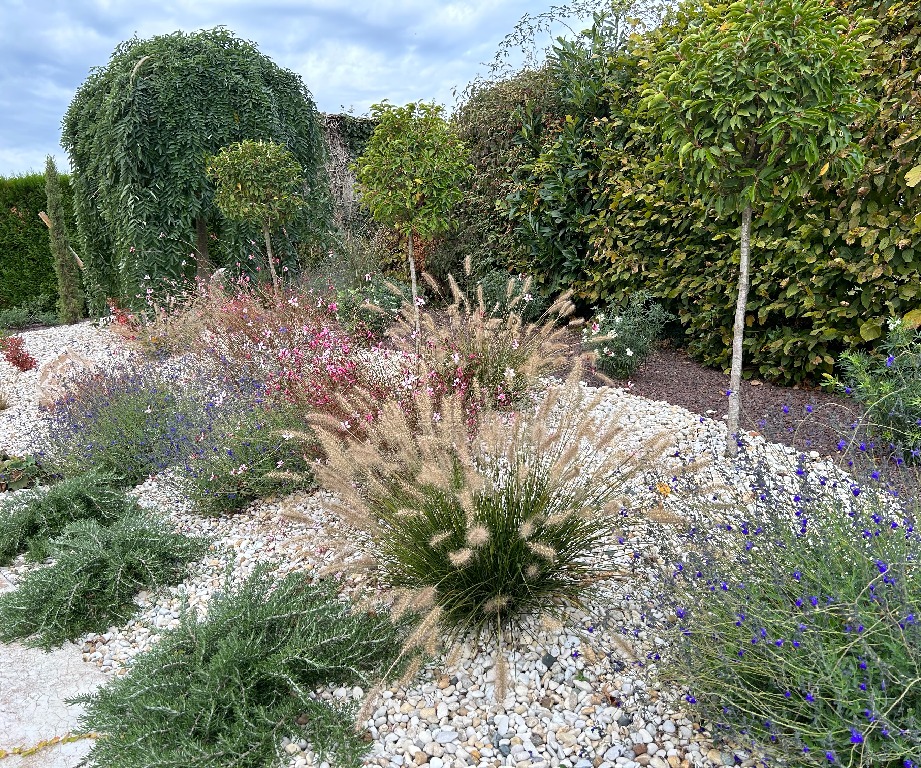 Création paysagère avec galets et plantations