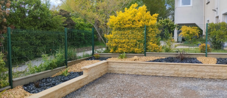 Création paysagère avec ardoises, paillage, galets et plantations