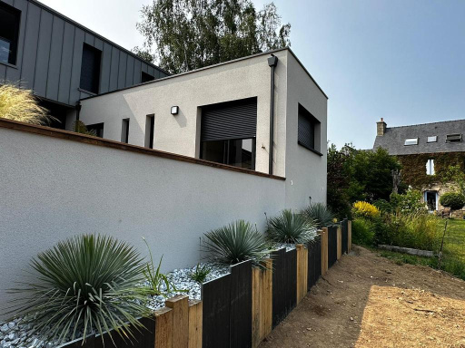 Retenues de terre avec galets et plantations