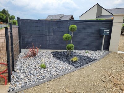 Création paysagère avec arbustes, galets et ardoises