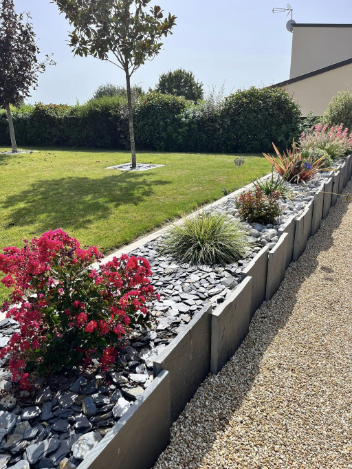 Retenues de terre avec ardoises et végétaux