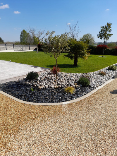 Création paysagère avec galets, ardoises et végétaux