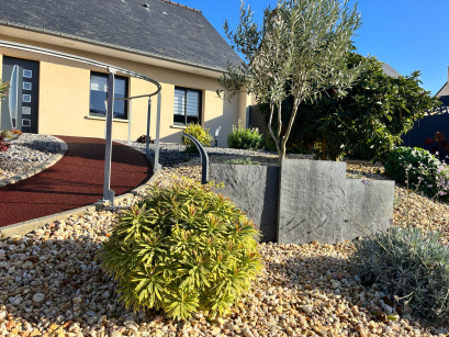 Création paysagère avec galets et végétaux