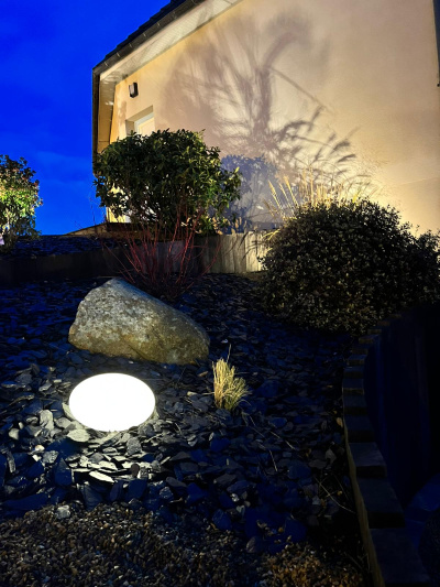 Mise en lumière avec pose de palis, plantations et galets