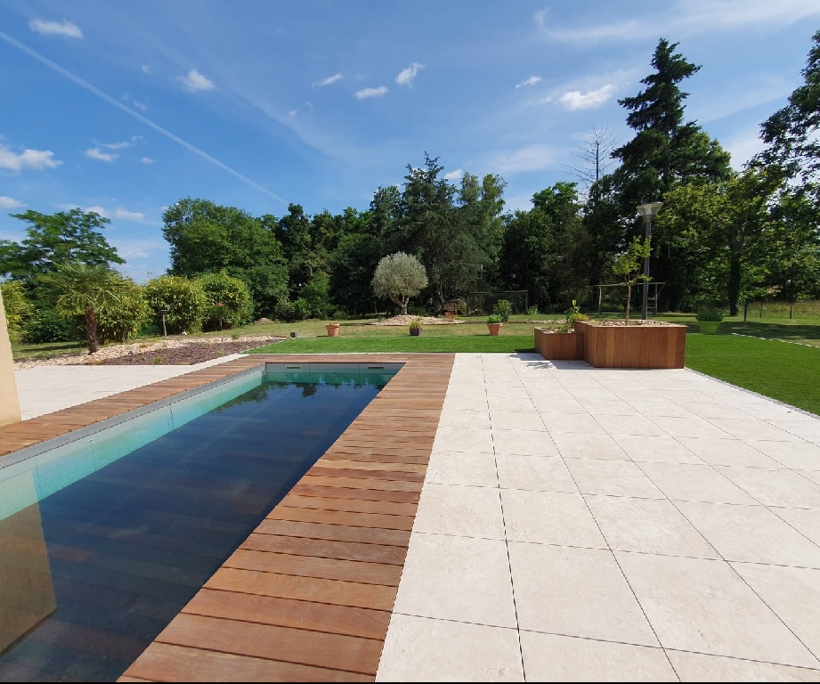 Nettoyage tour de piscine en bois et terrasse en pierre naturelle