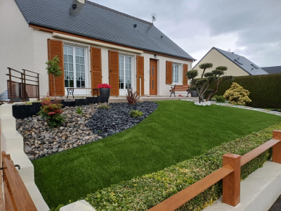 Création paysagère avec massifs de galets et ardoises