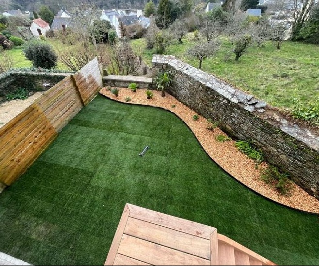 Pose de gazon naturel en rouleau et massif décoratif