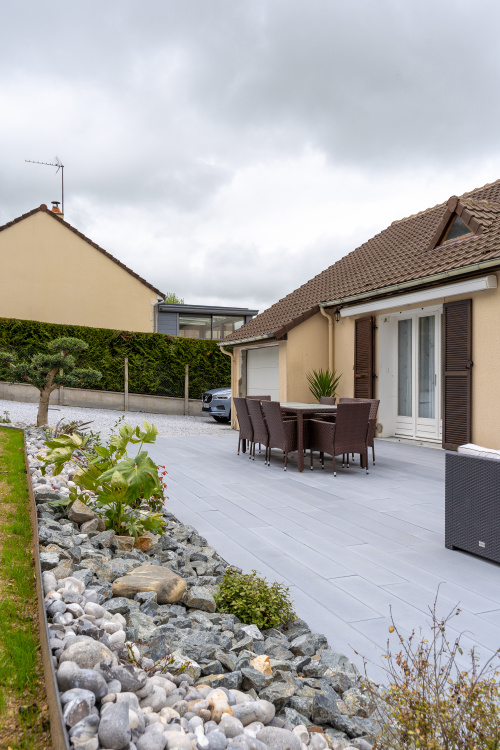 Création paysagère avec galets et végétations