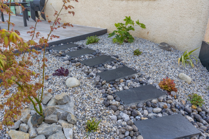 Création paysagère avec pose de palis, galets et végétaux